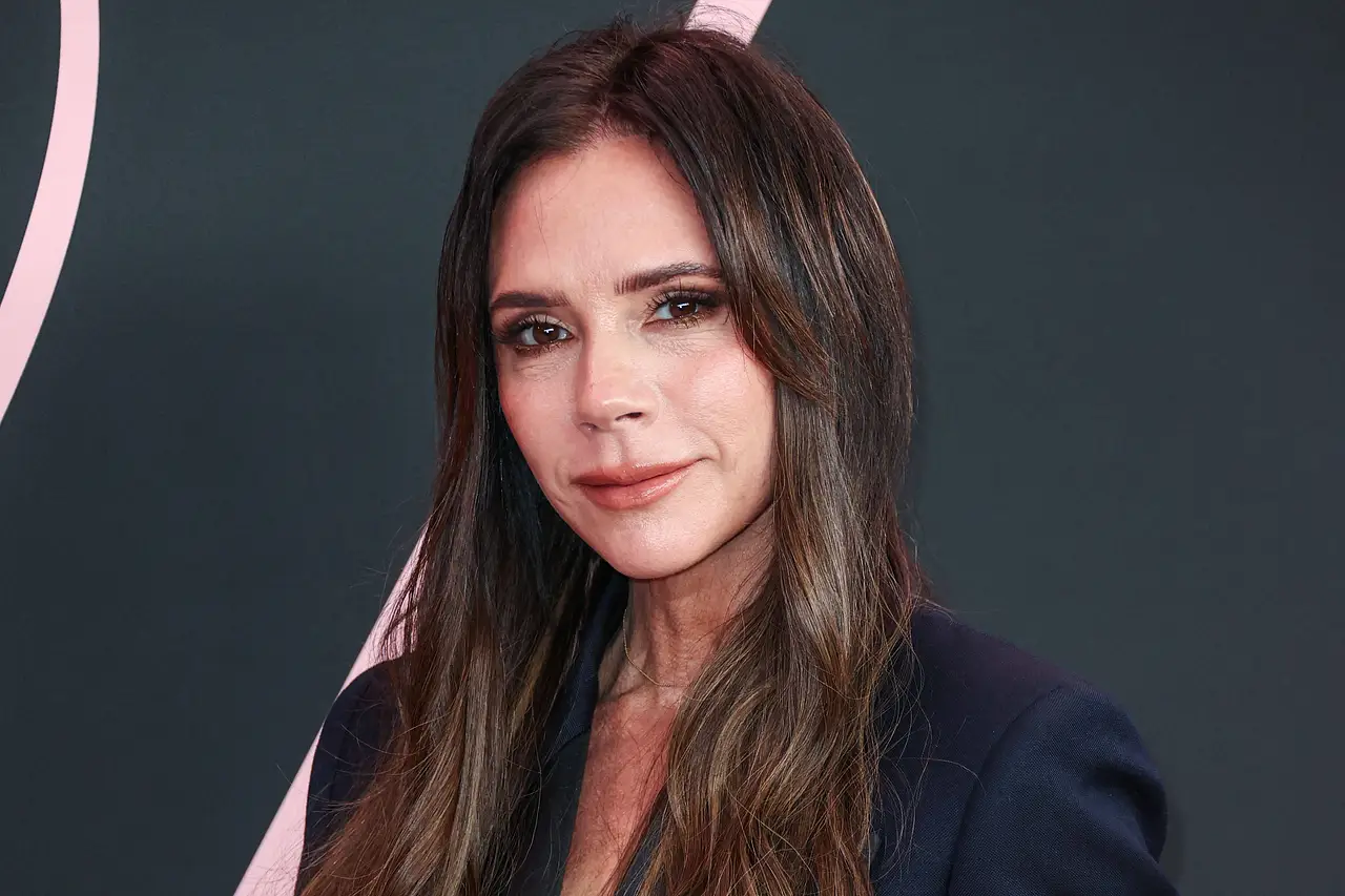 Familien-Zoff bei den Beckhams Bei Victoria Beckham hängt der Haussegen schief. Selbst Vertraute sind sich sicher: Hinter verschlossenen Türen kracht es! - Foto: IMAGO / ABACAPRESS / Collin Xavier
